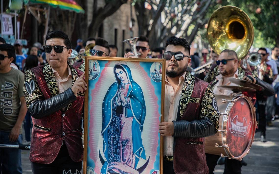 Con pirotecnia y música, morelianos le cantan mañanitas a la virgen de